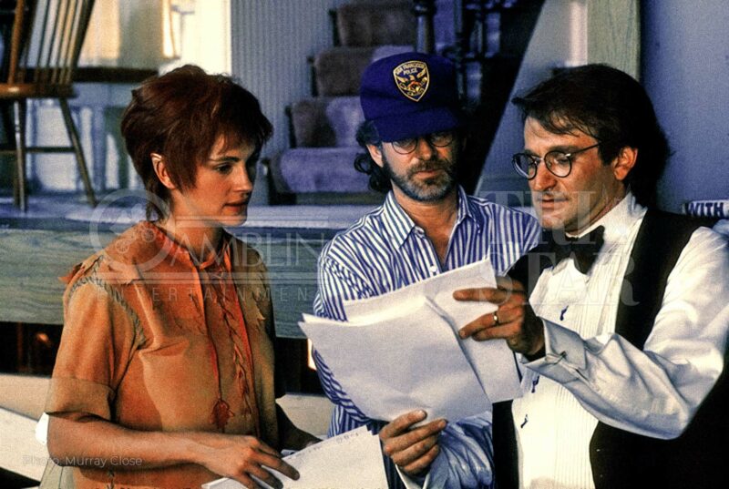 Julia Roberts, Steven Spielberg and Robin Williams preparing the scene.